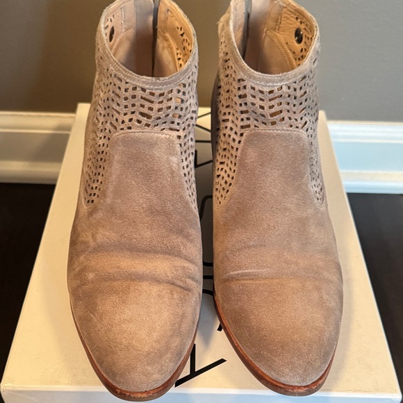 Women's Via Spiga Gray Suede Ankle Boots 9.5 - Picture 3 of 16